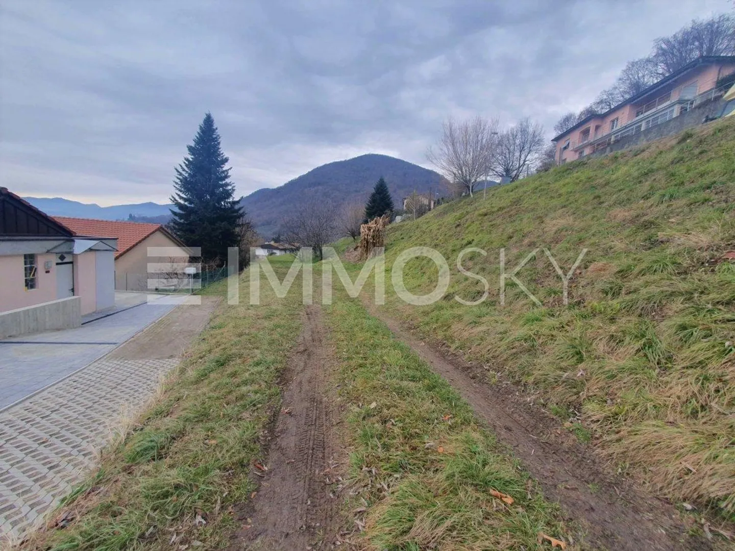 For builders, land for construction in a residential area with a beautiful open view - Photo 4 of 4