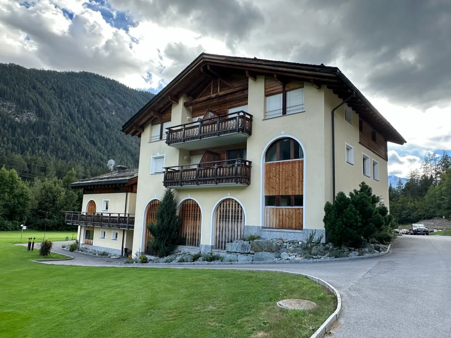 Moderno appartamento con 2 camere da letto con vista sul campo da golf di Alvaneu Bad - Foto 1 di 13