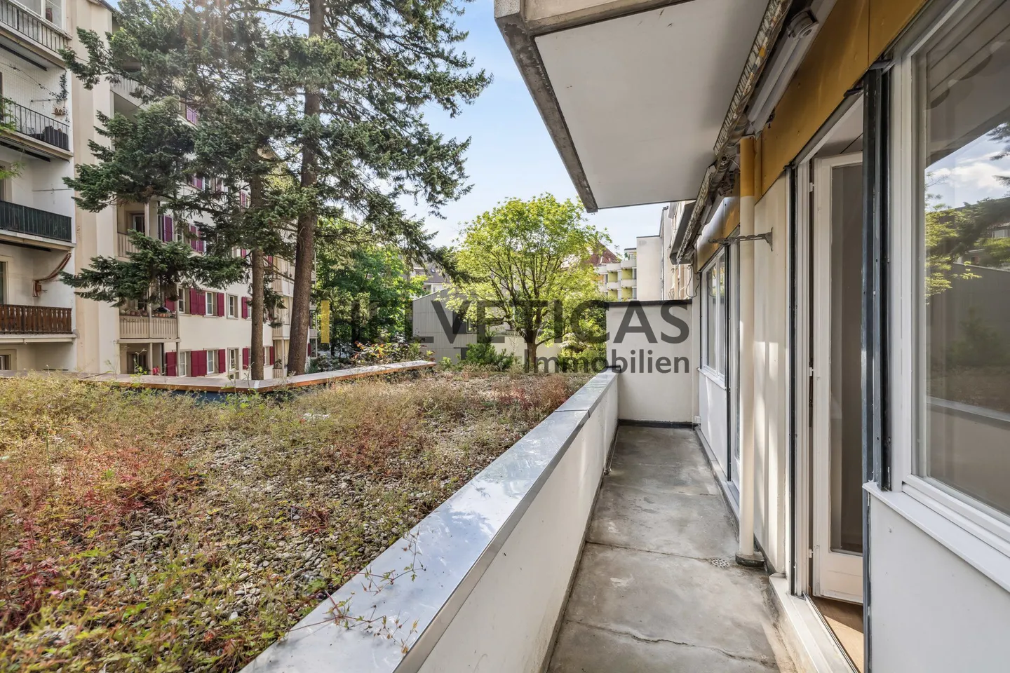 Yield Property with 11 Apartments and 1 Commercial Space in Basel-Stadt - Photo 11 of 16
