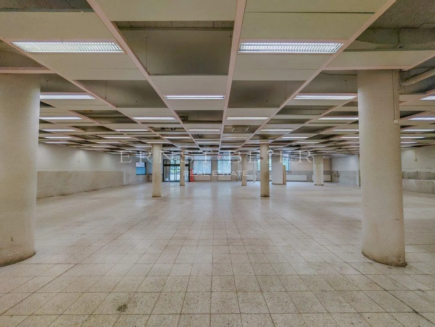 Ampia superficie commerciale ai piedi delle piste - Foto 1 di 6