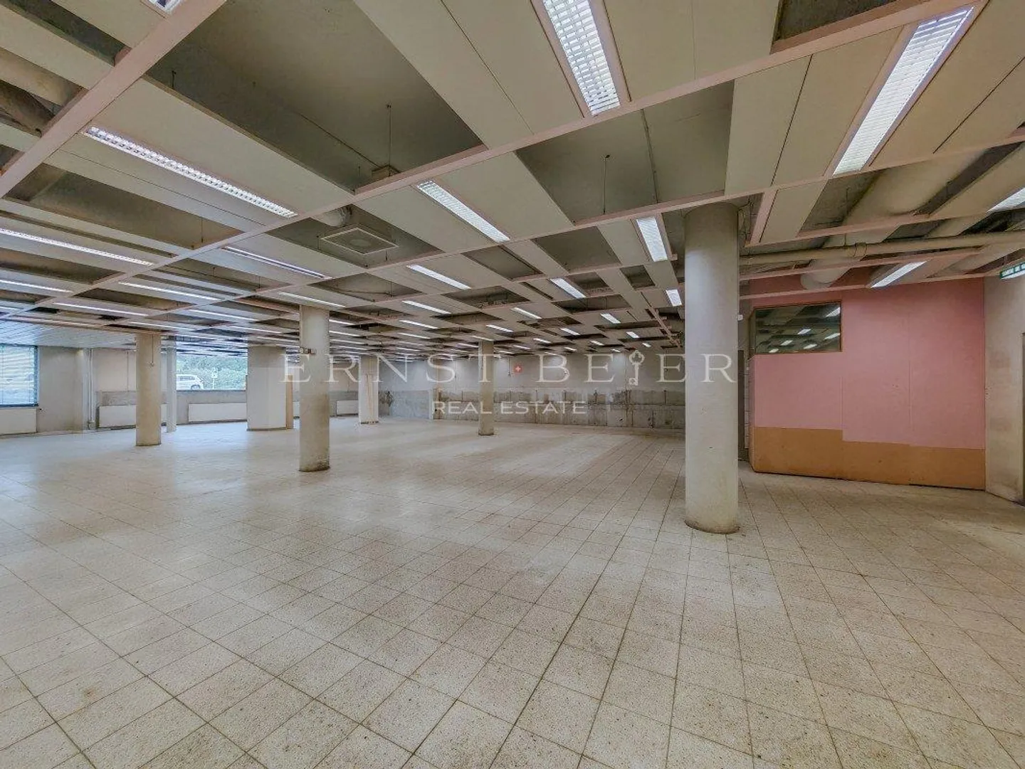 Ampia superficie commerciale ai piedi delle piste - Foto 3 di 6