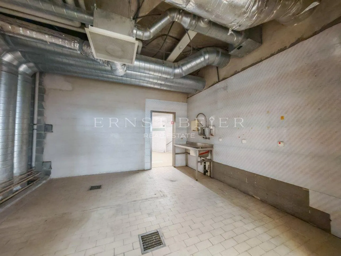 Ampia superficie commerciale ai piedi delle piste - Foto 6 di 6