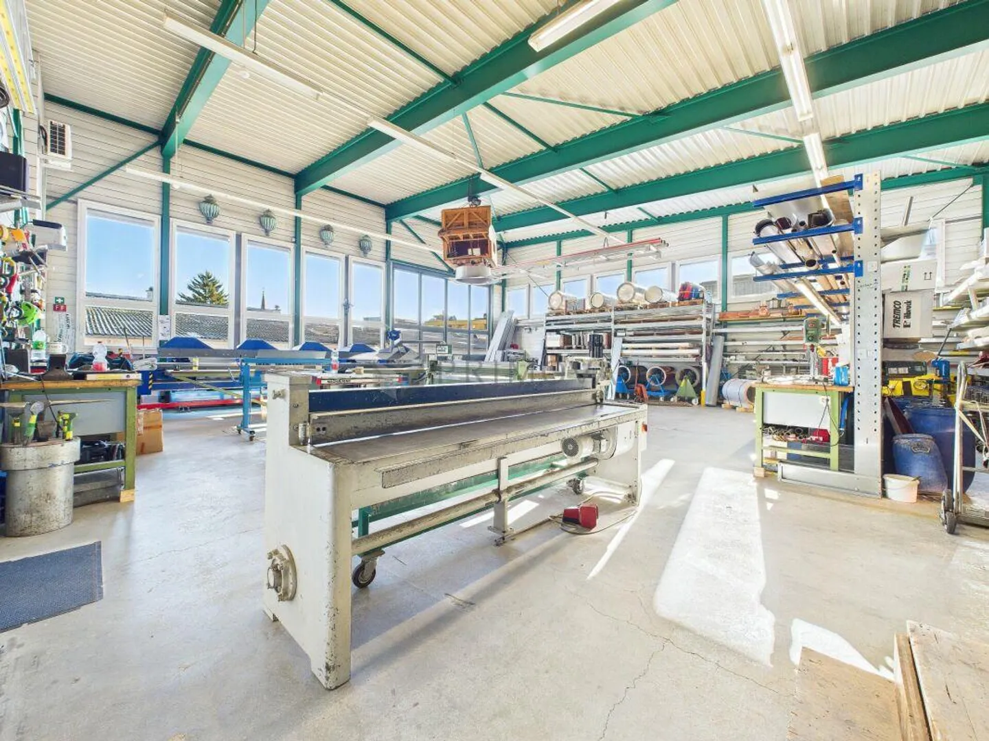 Terreno raro con ottimo edificio commerciale cerca un nuovo proprietario - Foto 3 di 12