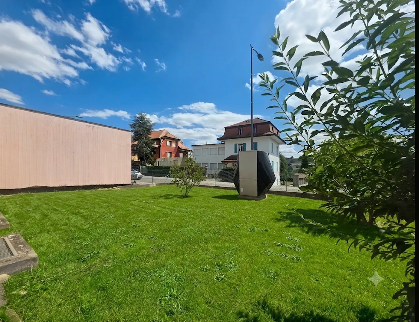 Mixed-use building - Photo 7 of 10