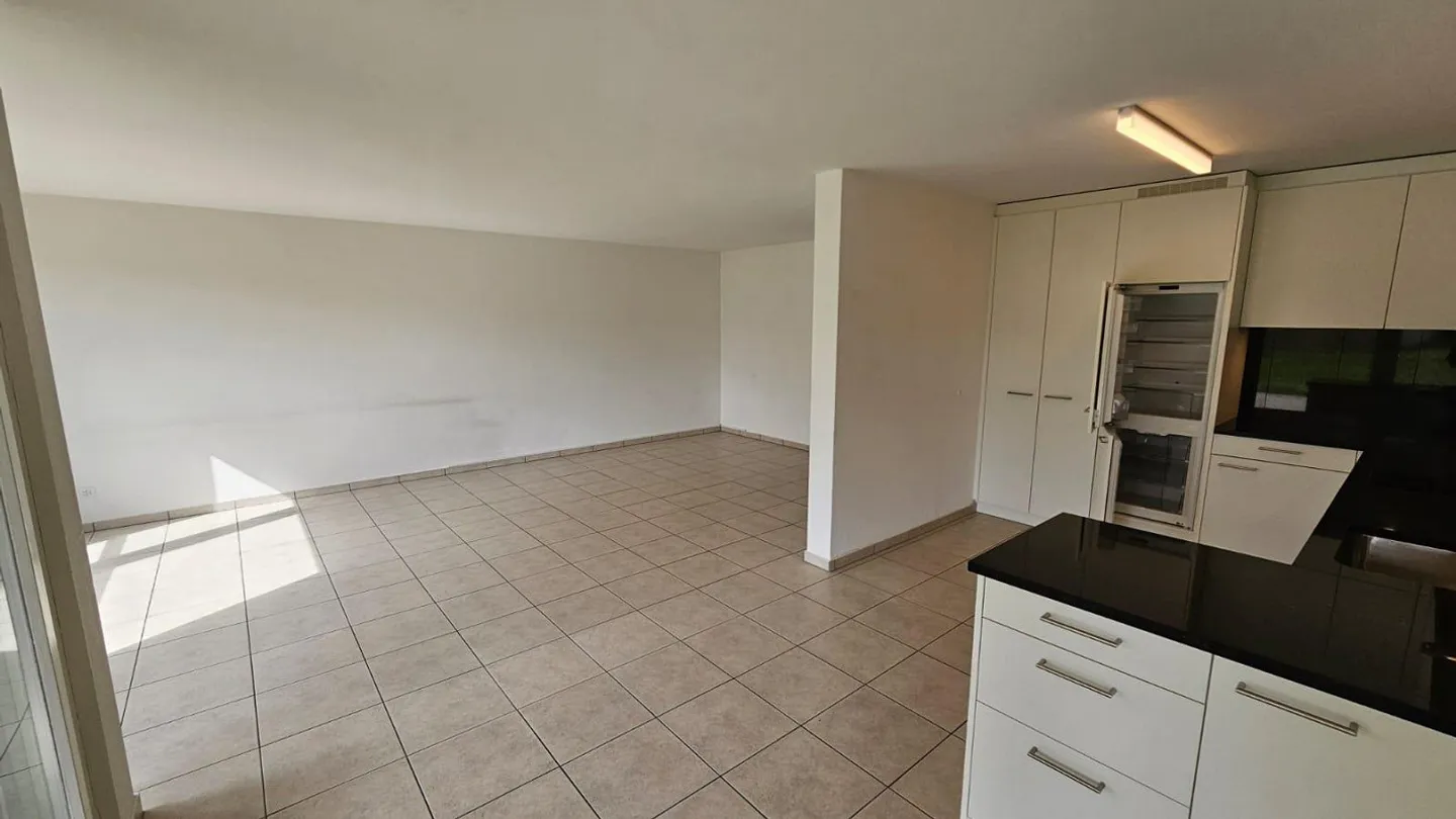 Grande appartement de 4,5 pièces au rez-de-chaussée - Photo 2 sur 12
