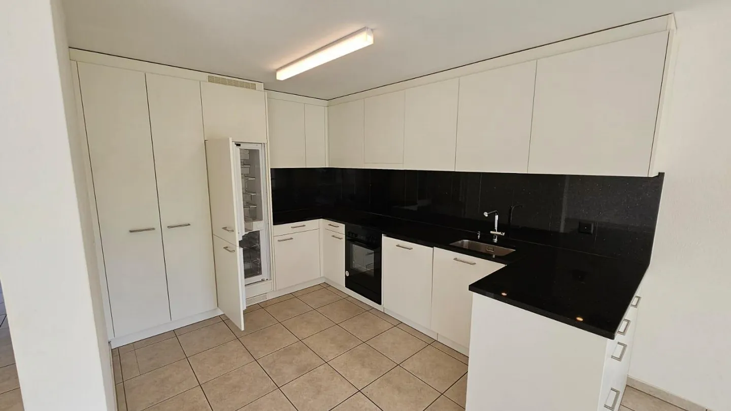 Grande appartement de 4,5 pièces au rez-de-chaussée - Photo 3 sur 12