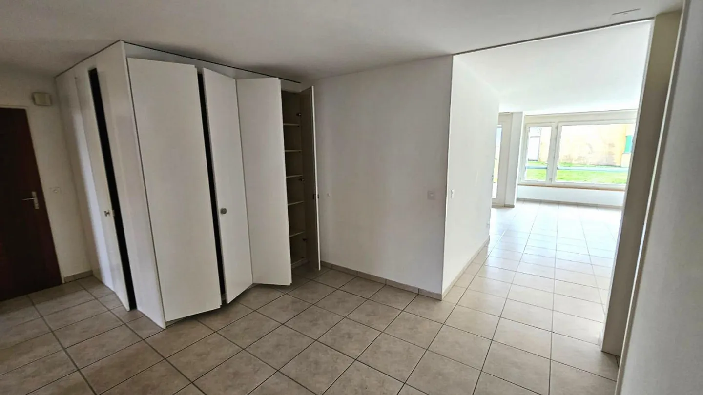 Grande appartement de 4,5 pièces au rez-de-chaussée - Photo 5 sur 12