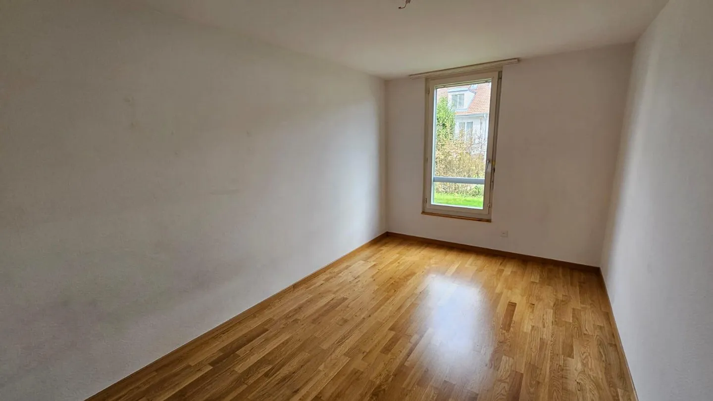 Grande appartement de 4,5 pièces au rez-de-chaussée - Photo 8 sur 12