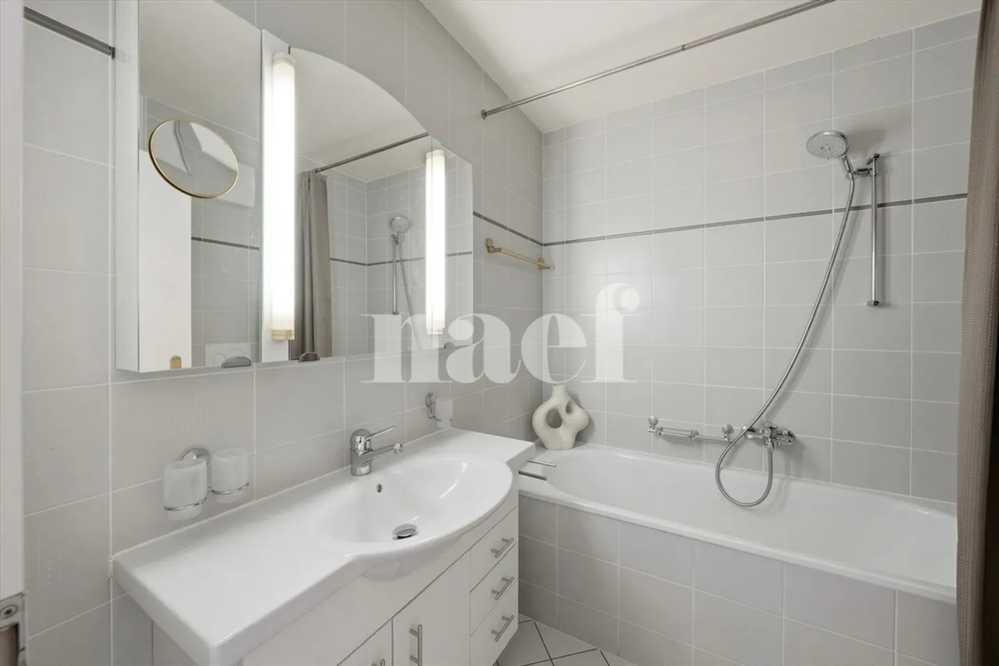 4.5-room apartment + mezzanine in the heart of Prangins - Photo 4 of 5