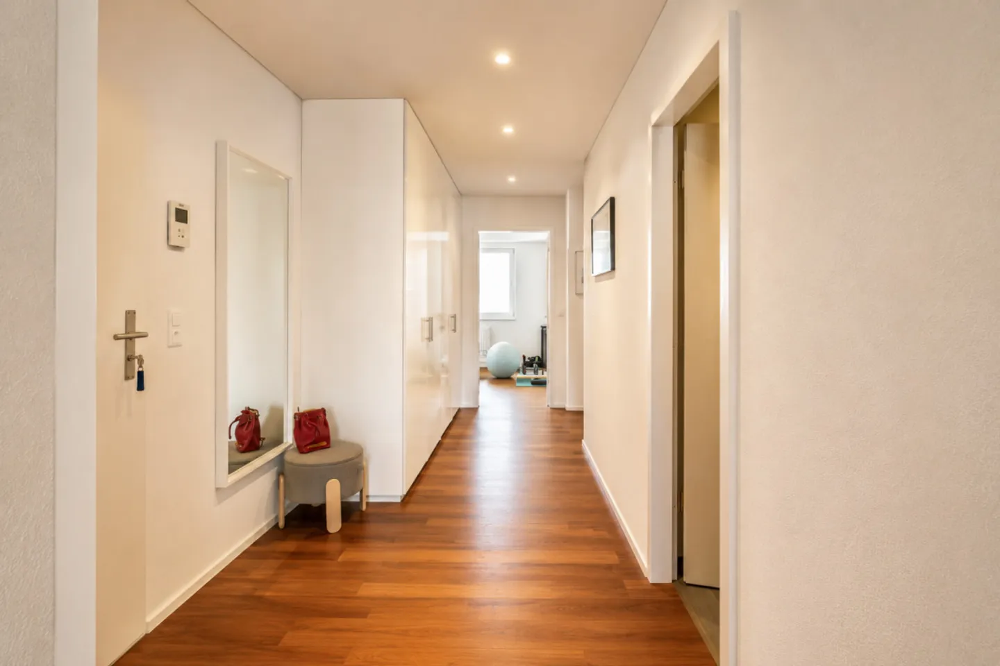 Appartement élégant avec vue sur la ville - Photo 8 sur 14