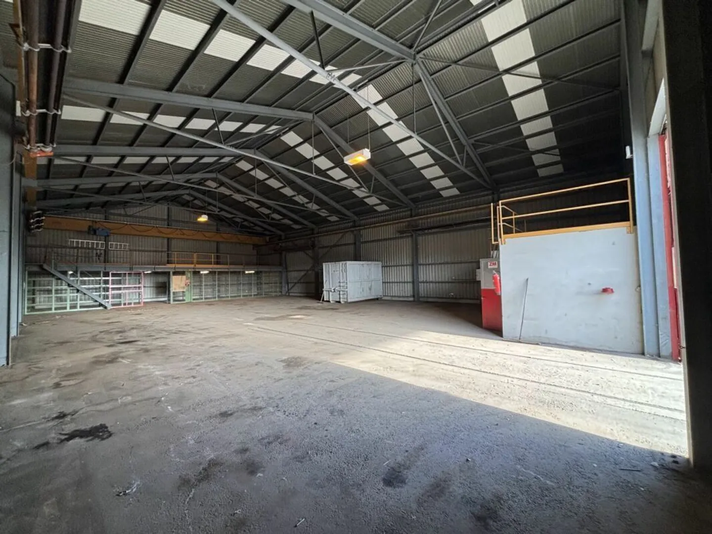 A louer: plusieurs halles, stocks, dépots, ateliers, production de ... - Photo 1 sur 13