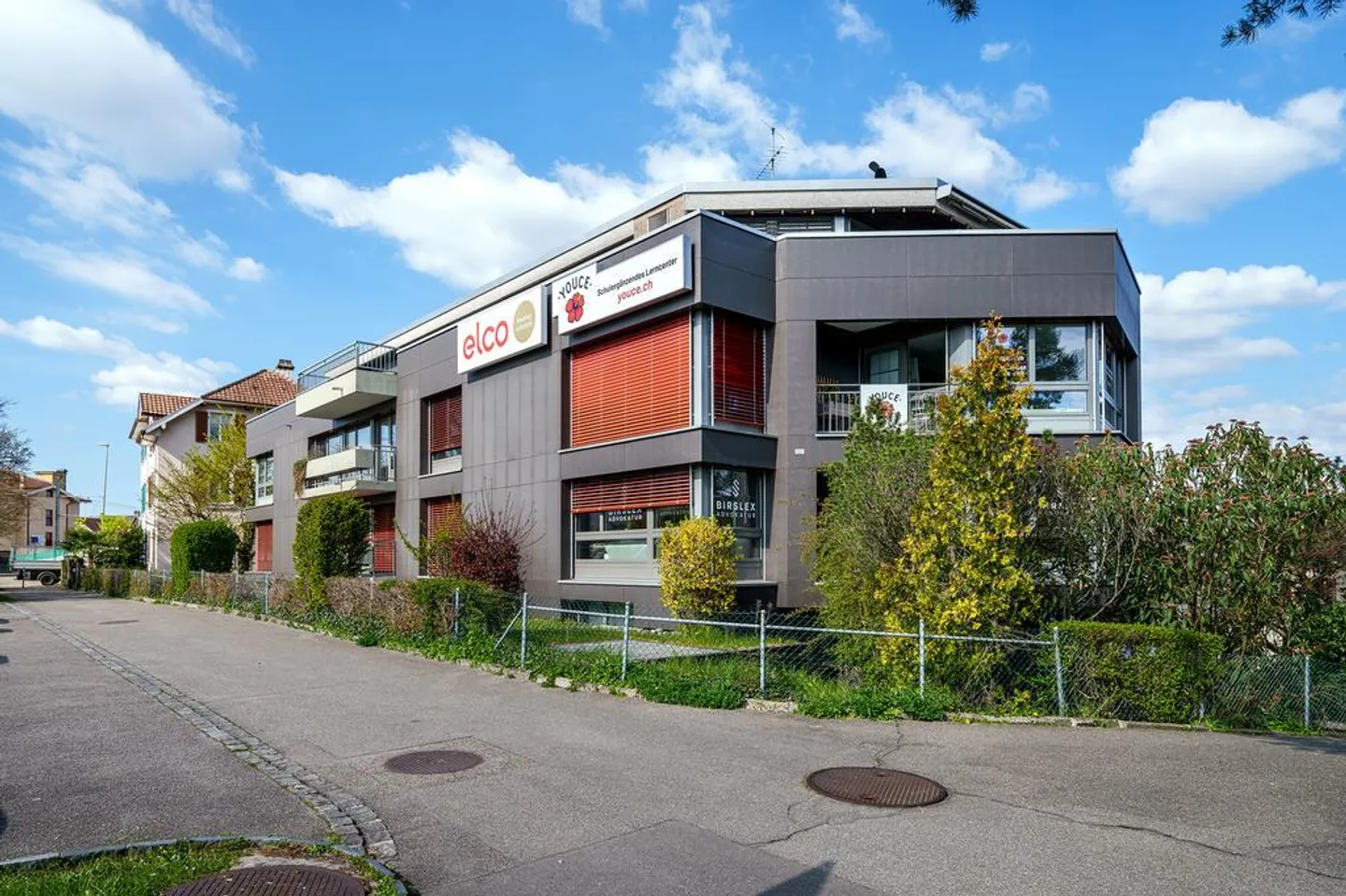 Commercial space in an attractive location in Münchenstein - Photo 1 of 12