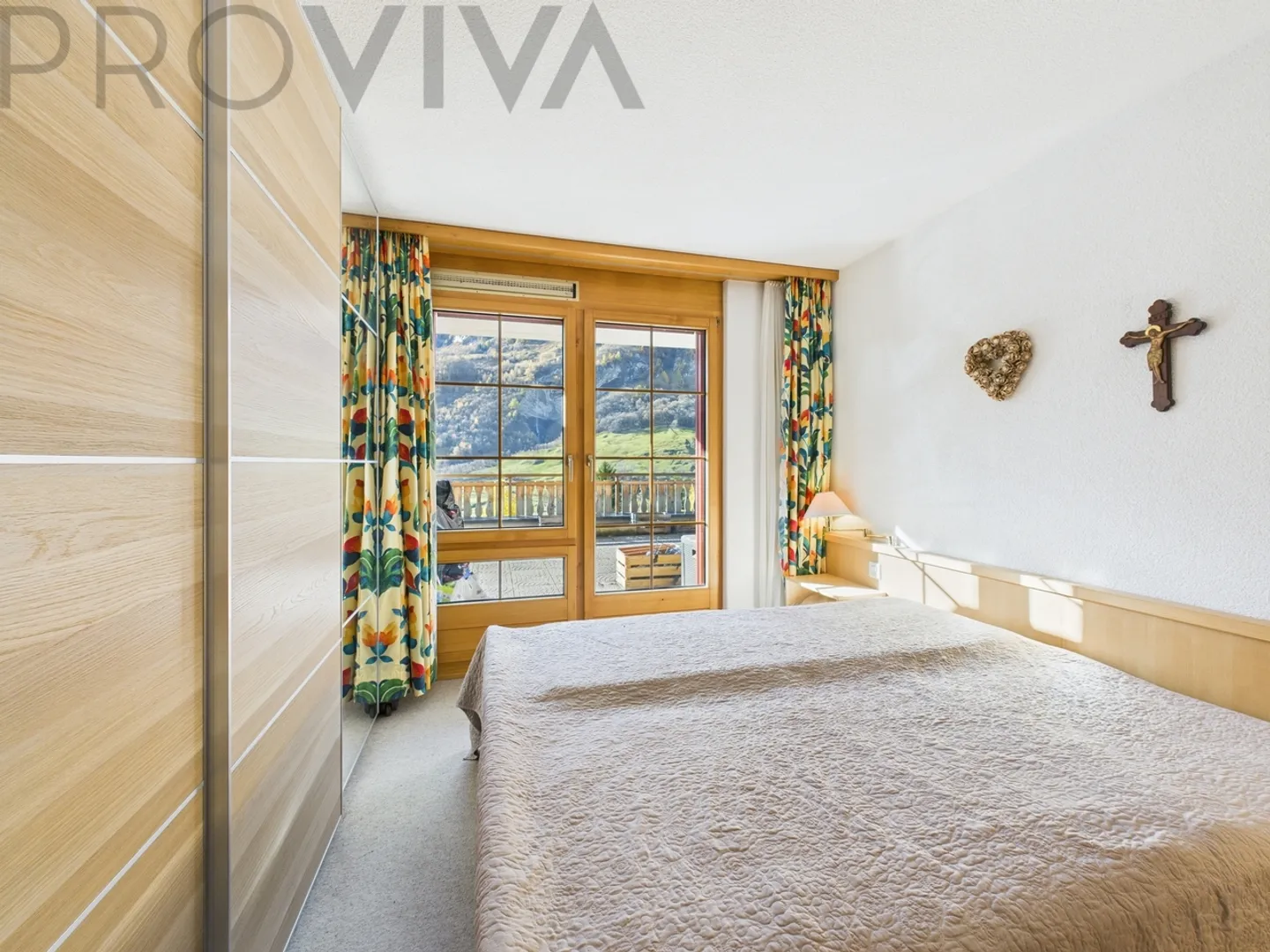 Moments ensoleillés et vue sur la montagne : appartement avec terrasse spacieuse - Photo 4 sur 6