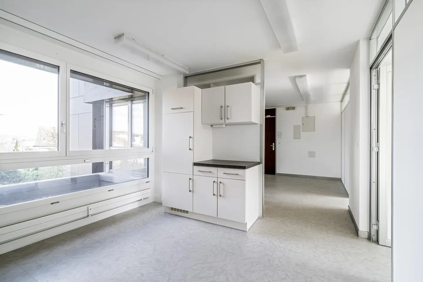 Commercial space in an attractive location in Münchenstein - Photo 2 of 12