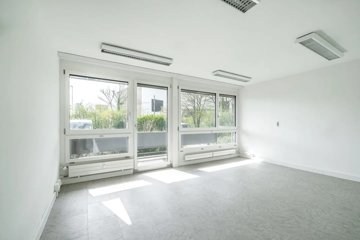 Commercial space in an attractive location in Münchenstein - Photo 3 of 12