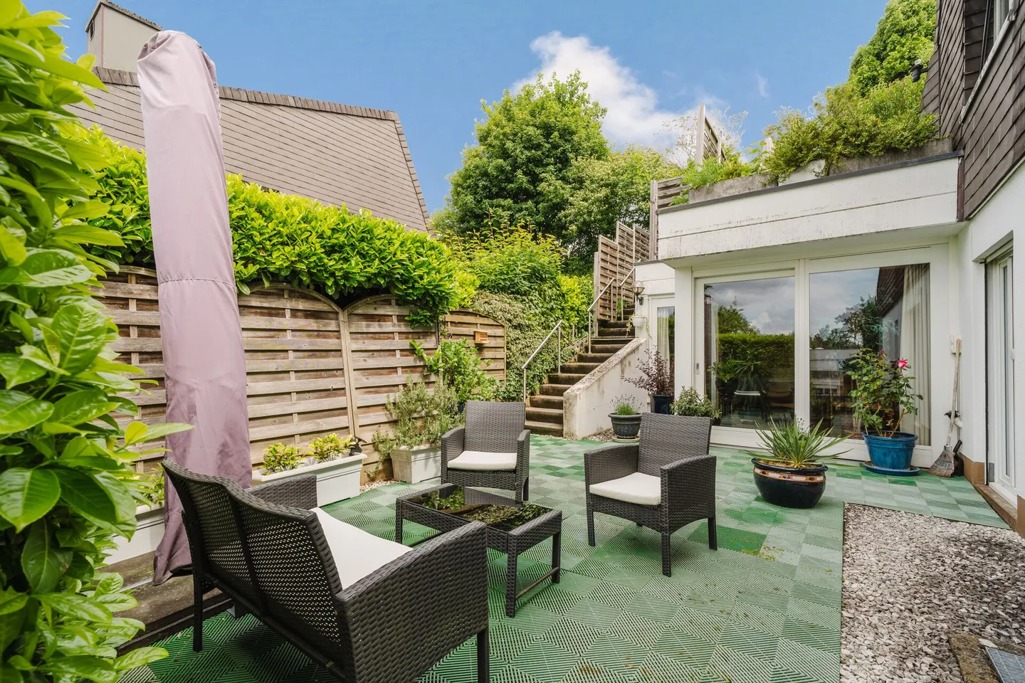 Casa bifamiliare con terrazza e padiglione in vetro - Foto 3 di 22