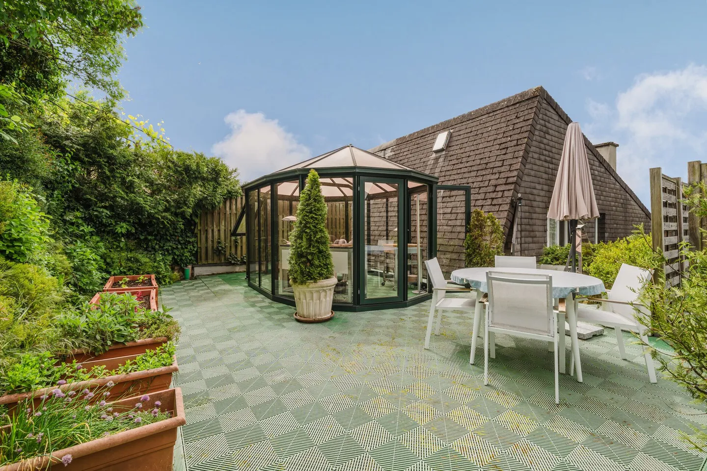 Casa bifamiliare con terrazza e padiglione in vetro - Foto 4 di 22