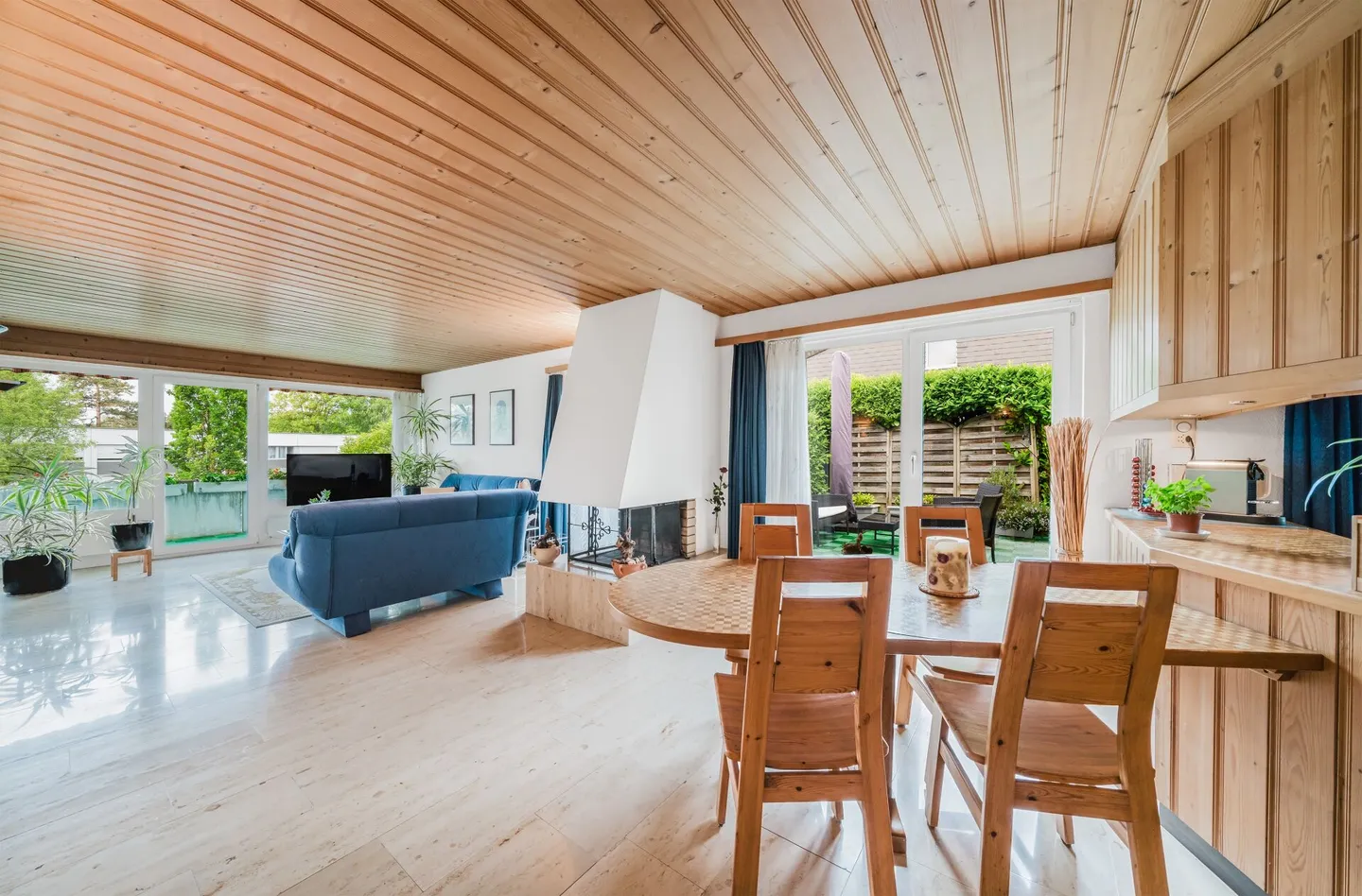 Casa bifamiliare con terrazza e padiglione in vetro - Foto 7 di 22