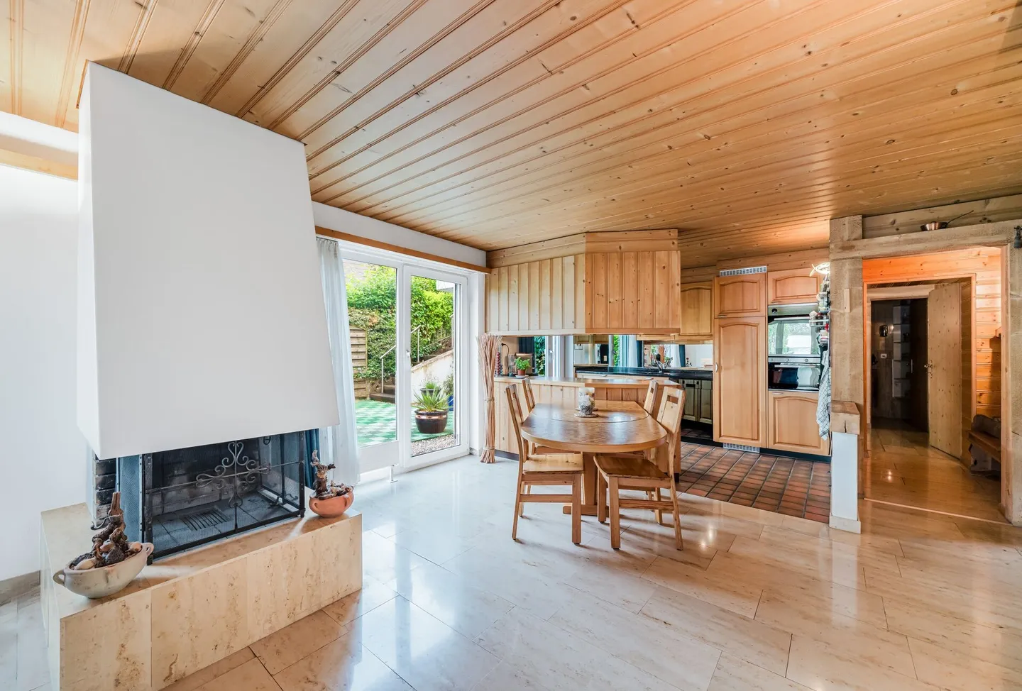 Casa bifamiliare con terrazza e padiglione in vetro - Foto 9 di 22