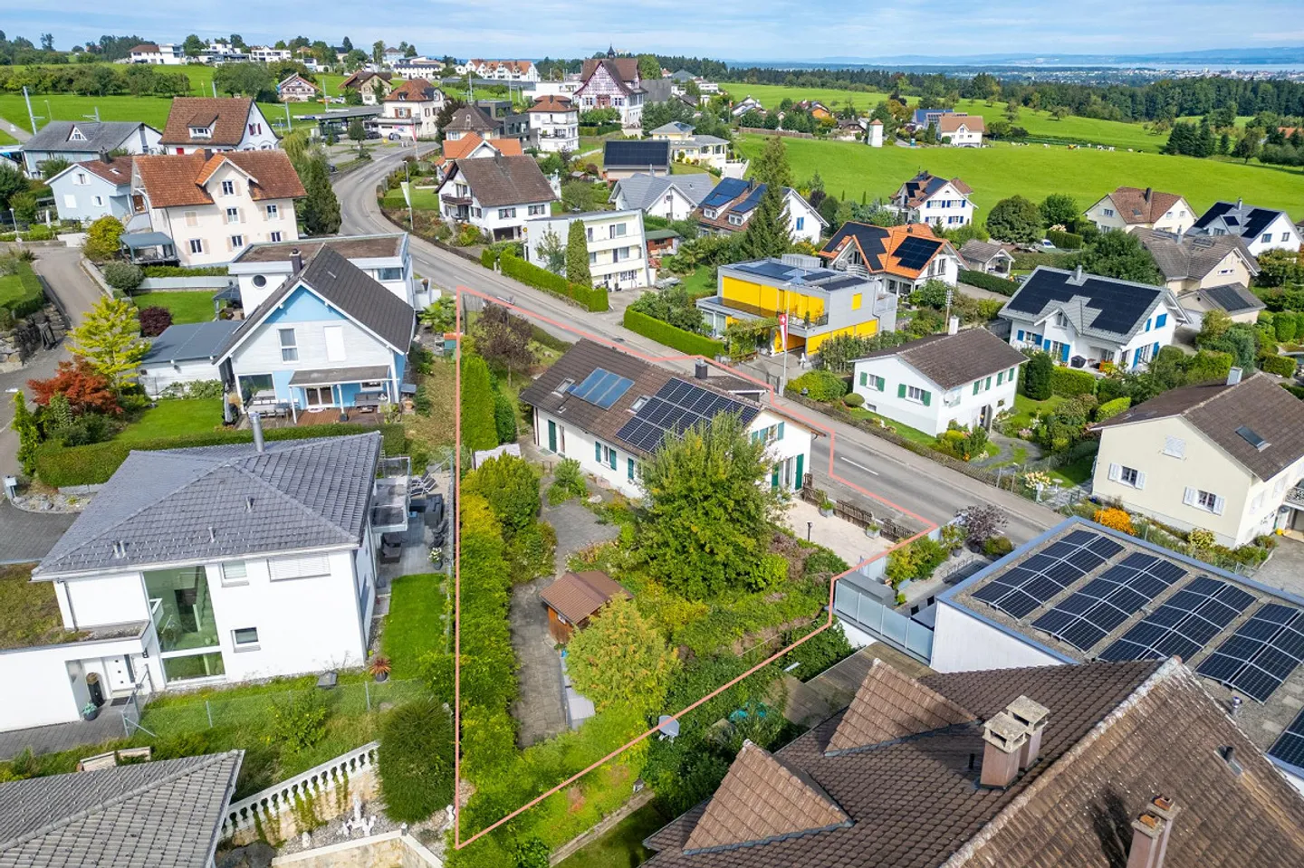 Two-family house with a separate apartment and wild romantic garden - Photo 3 of 21