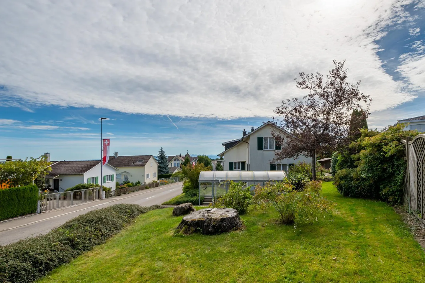 Two-family house with a separate apartment and wild romantic garden - Photo 4 of 21