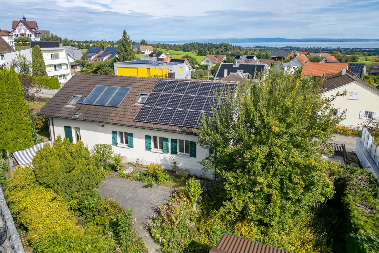 Two-family house with a separate apartment and wild romantic garden - Photo 6 of 21