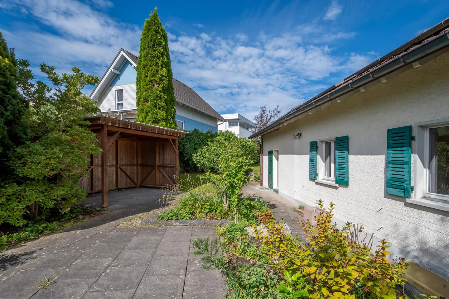 Two-family house with a separate apartment and wild romantic garden - Photo 7 of 21