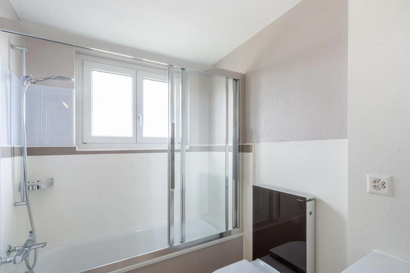 Two-family house with a separate apartment and wild romantic garden - Photo 13 of 21