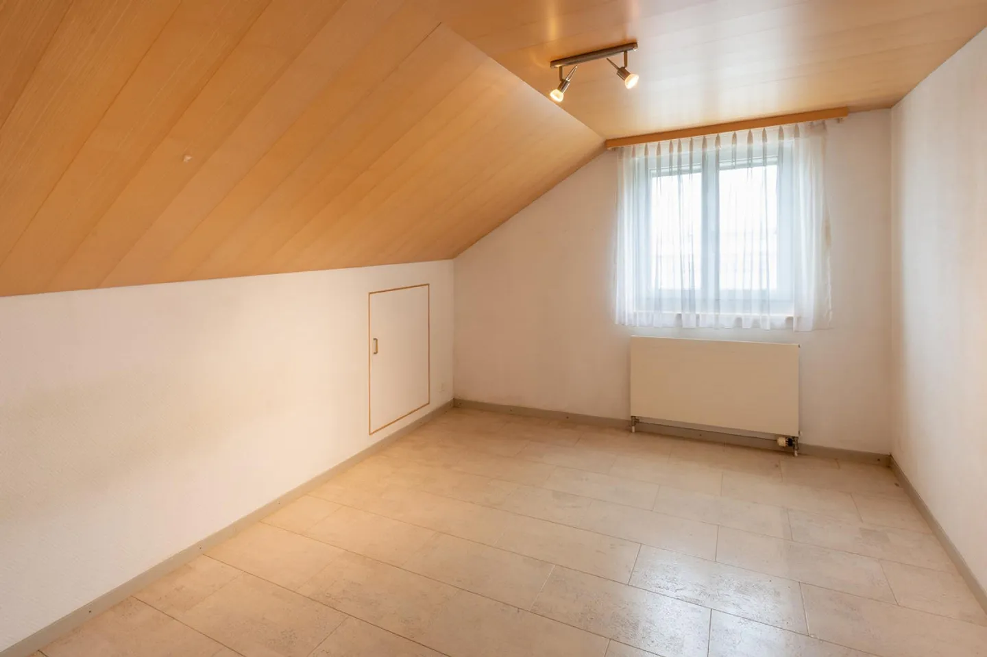 Two-family house with a separate apartment and wild romantic garden - Photo 17 of 21