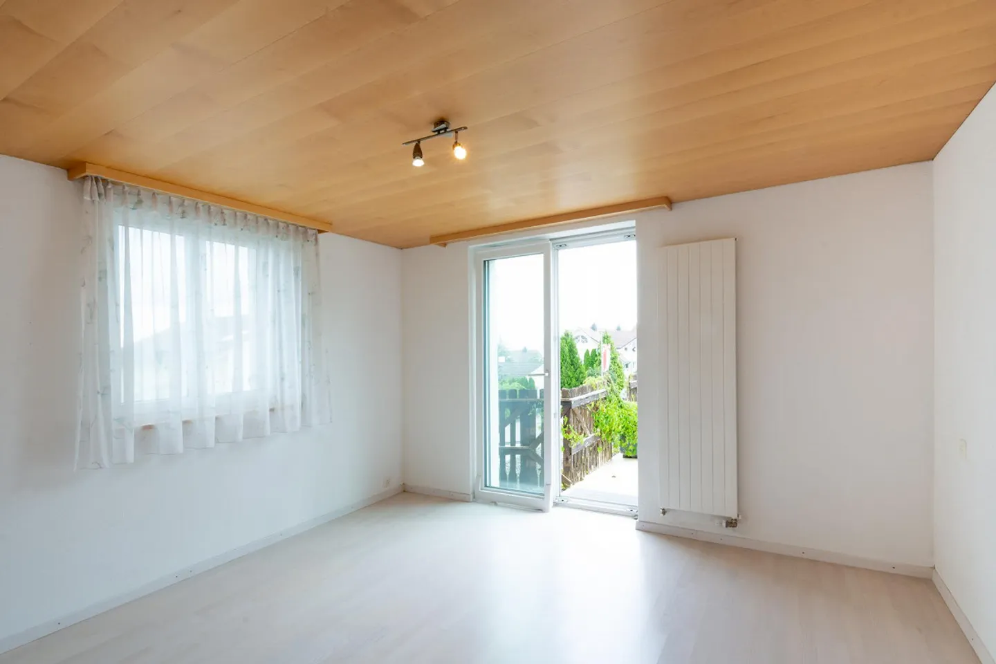 Two-family house with a separate apartment and wild romantic garden - Photo 11 of 21