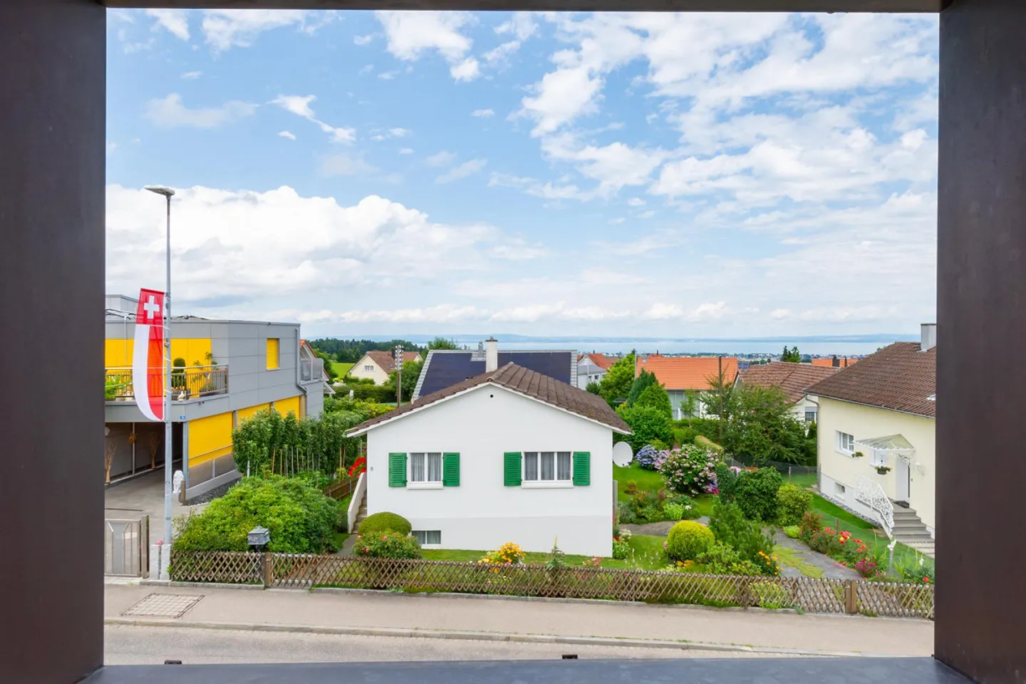 Two-family house with a separate apartment and wild romantic garden - Photo 19 of 21