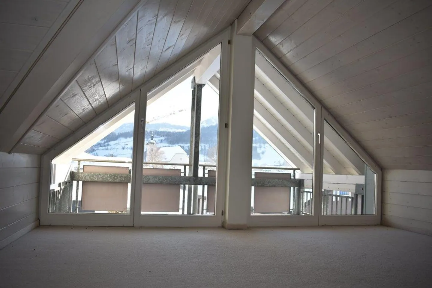 Spacious Maisonette Apartment - Photo 4 of 8