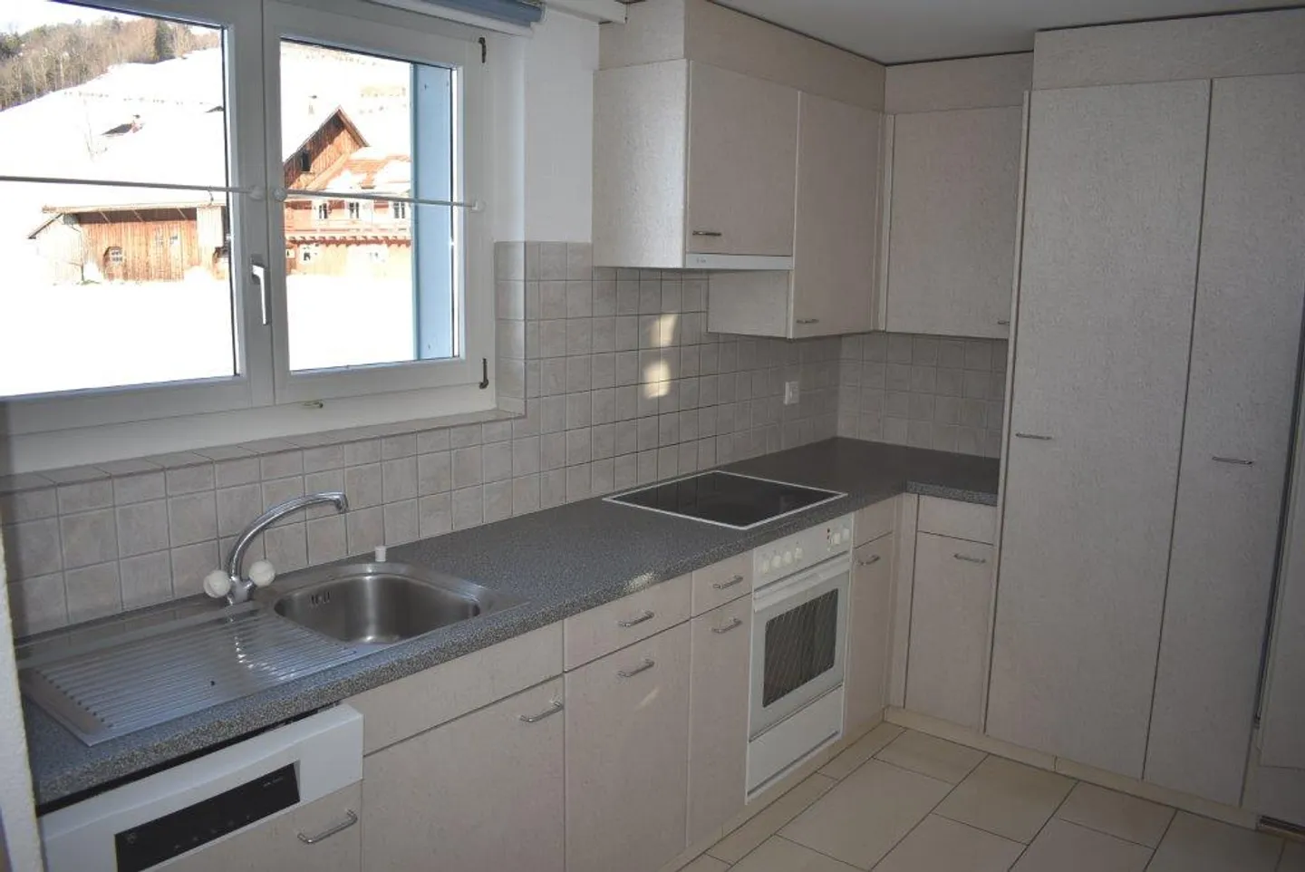 Spacious Maisonette Apartment - Photo 7 of 8