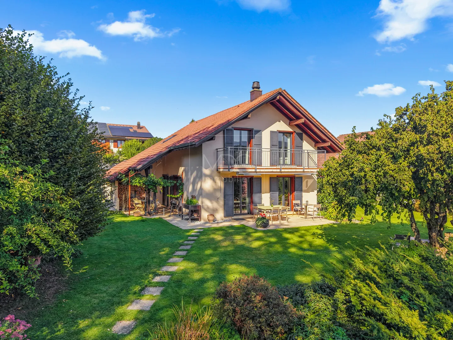 Bella villa individuale con un bellissimo giardino a Marly - Foto 1 di 17