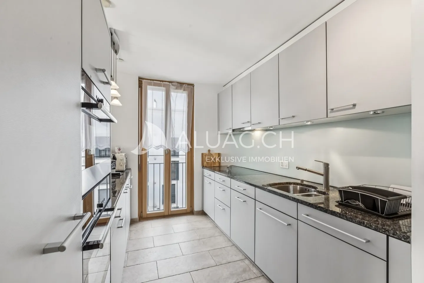 APPARTEMENT AVEC TERRASSE ET VUE ÉTENDUE - Photo 5 sur 13