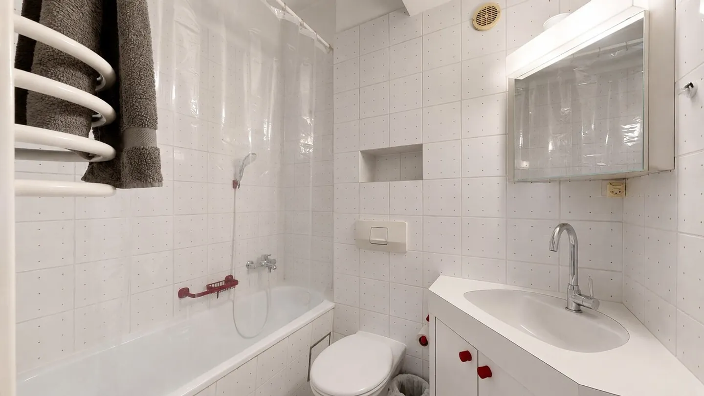 Charming Townhouse in Central Location - Photo 9 of 12