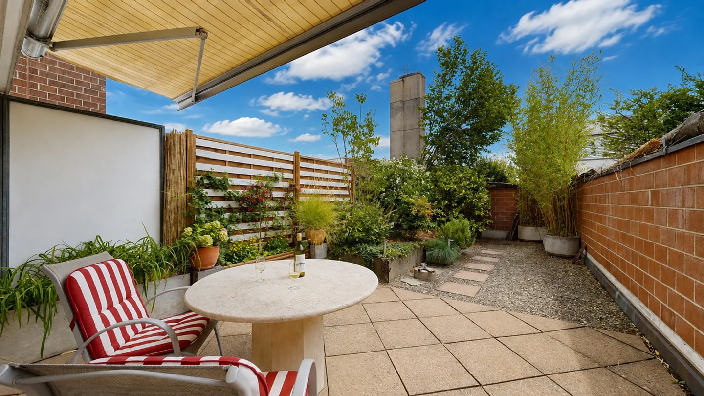 Charming Townhouse in Central Location - Photo 11 of 12