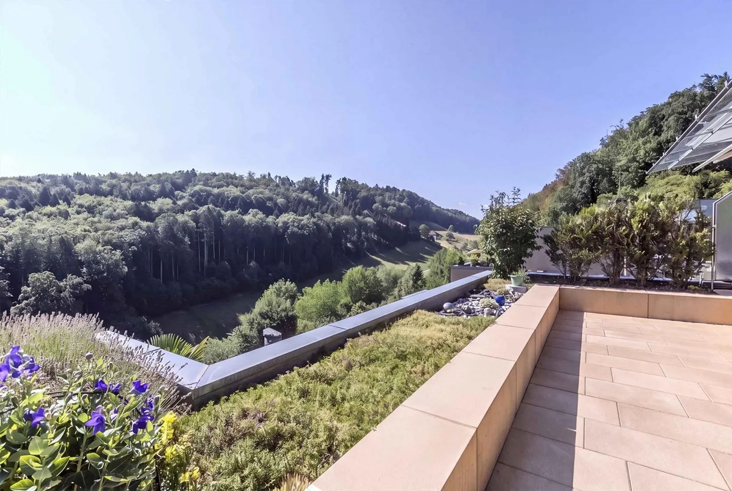 FAR-SIGHT AND VIEW INTO THE GREEN - 4.5 ROOM TERRACE HOUSE IN OSTERMUNDIGEN - Photo 3 of 5