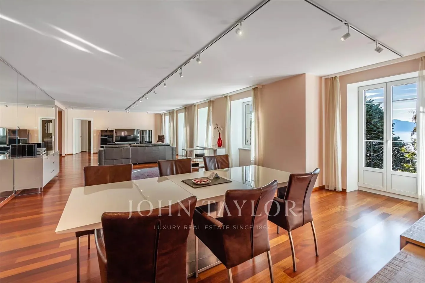 EXCLUSIVITE! Appartement en plein coeur de Montreux - Photo 2 sur 13