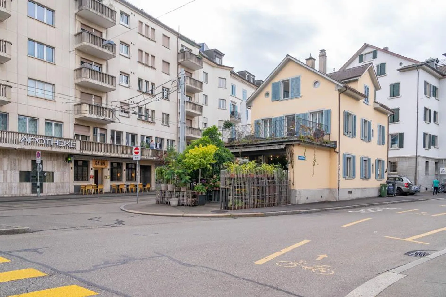 Maison résidentielle indépendante avec espace commercial en emplacement central - Photo 1 sur 10