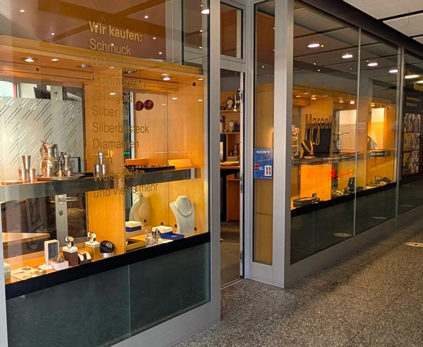 Spazio commerciale interessante in una posizione centrale a Naters - Foto 3 di 6