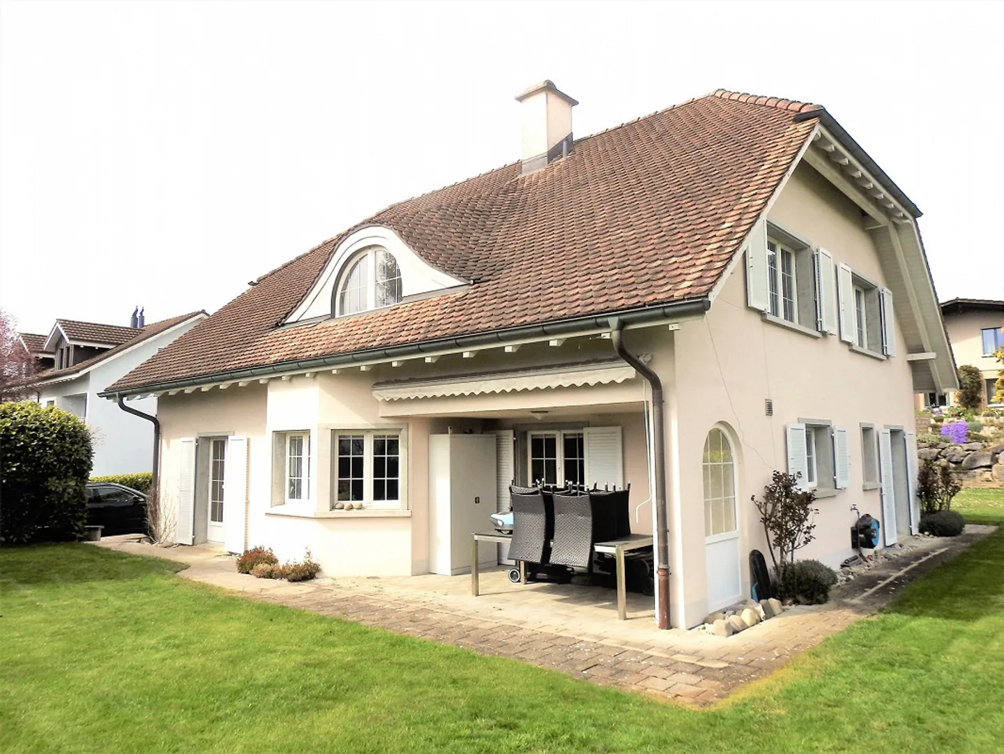 Grosszügiges Einfamilienhaus in ruhigem Wohnquartier - Foto 2 von 11