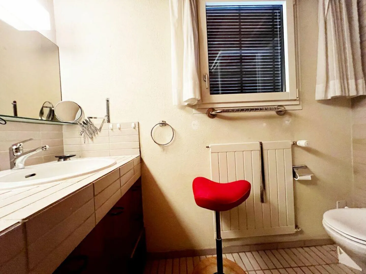 Attraente casa unifamiliare di 8 stanze con appartamento e preziosa riserva di terreno edificabile - Foto 17 di 28