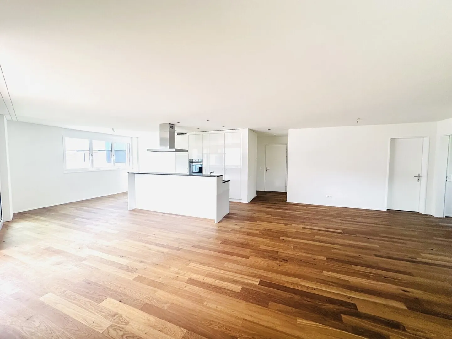 Appartamento esclusivo di 4,5 stanze con grande terrazza, centrale e tranquillo nel complesso residenziale 'Radius Plus' - Foto 4 di 13