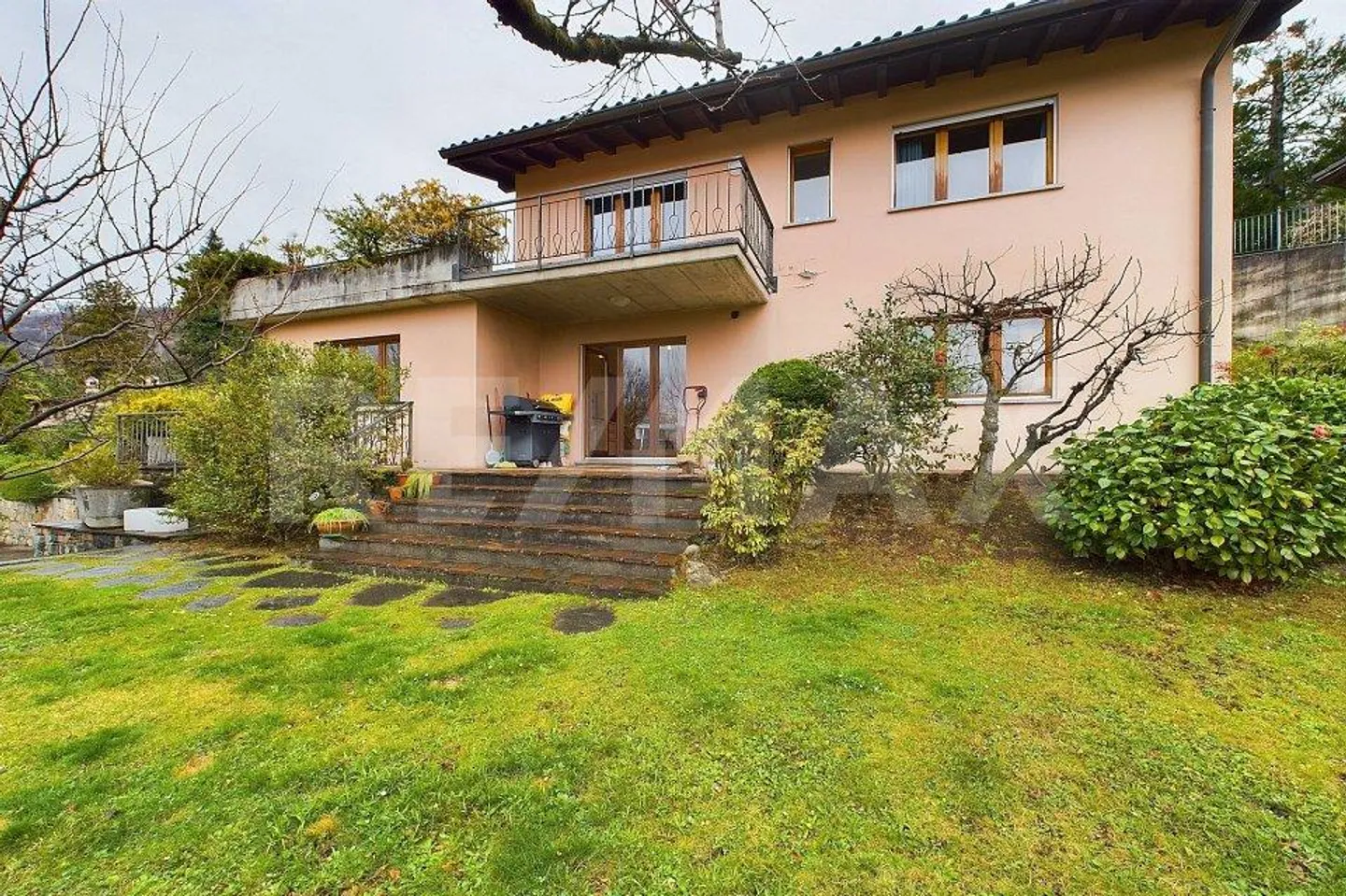 Elegant family residence, lush garden and quality details - Photo 3 of 13