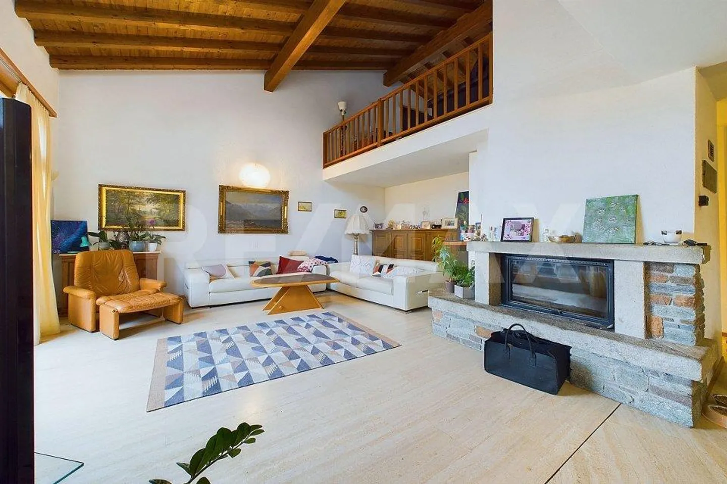 Elegant family residence, lush garden and quality details - Photo 5 of 13