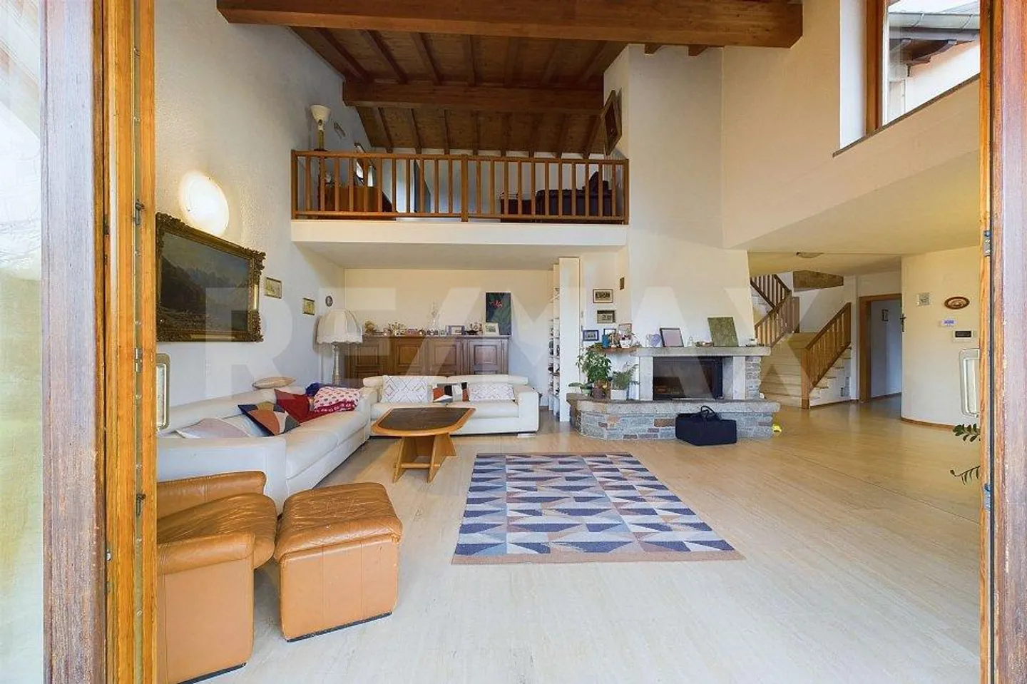 Elegant family residence, lush garden and quality details - Photo 6 of 13