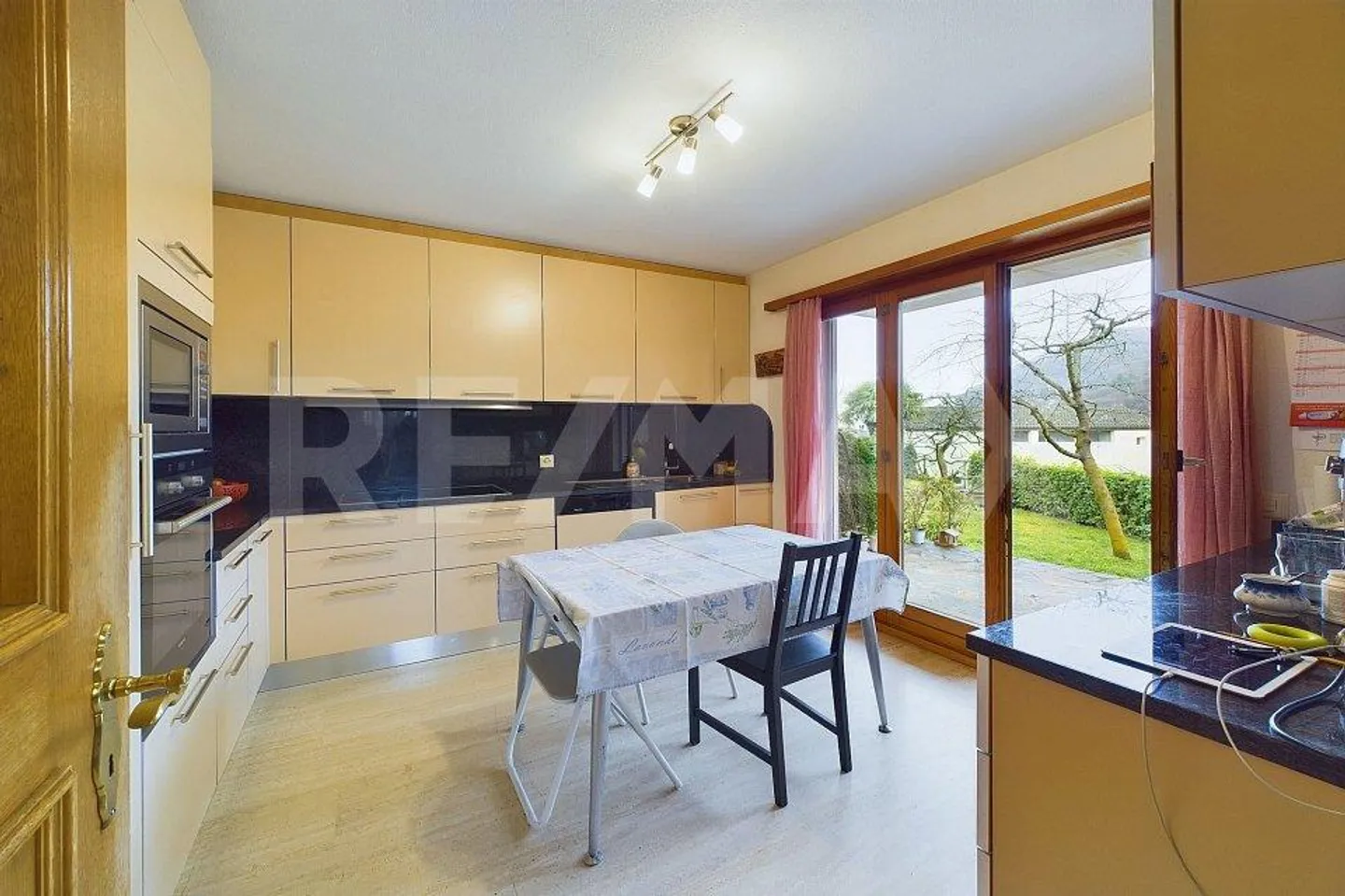 Elegant family residence, lush garden and quality details - Photo 8 of 13