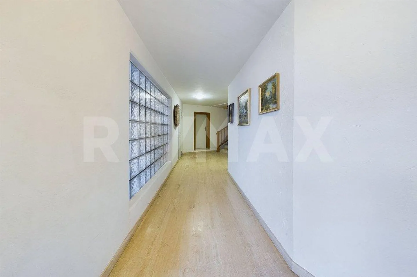Elegant family residence, lush garden and quality details - Photo 9 of 13