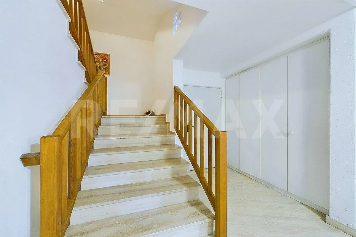 Elegant family residence, lush garden and quality details - Photo 10 of 13